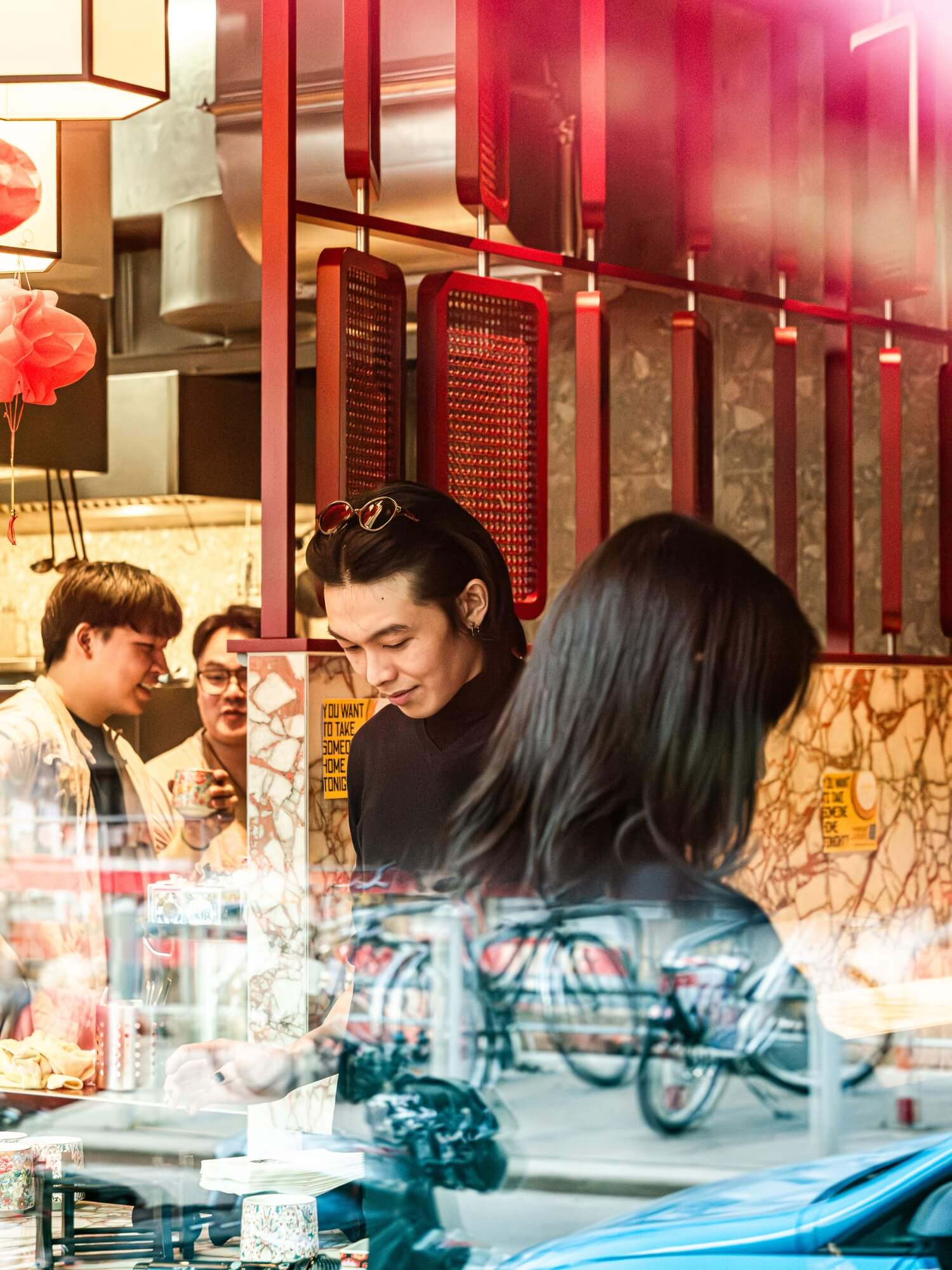 Hong Kong Cafe Wien — Cha Chaan Teng Atmosphäre am Tresen